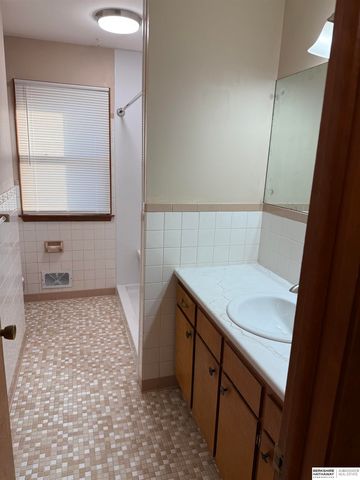 5052 Arcadia Avenue, Omaha, NE 68104