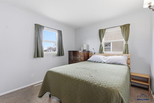 711 E OAKLAND, Rapid City, SD 57701