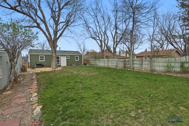 711 E OAKLAND, Rapid City, SD 57701