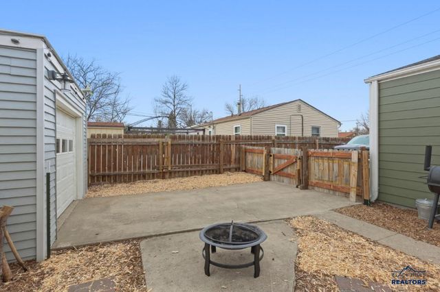 711 E OAKLAND, Rapid City, SD 57701