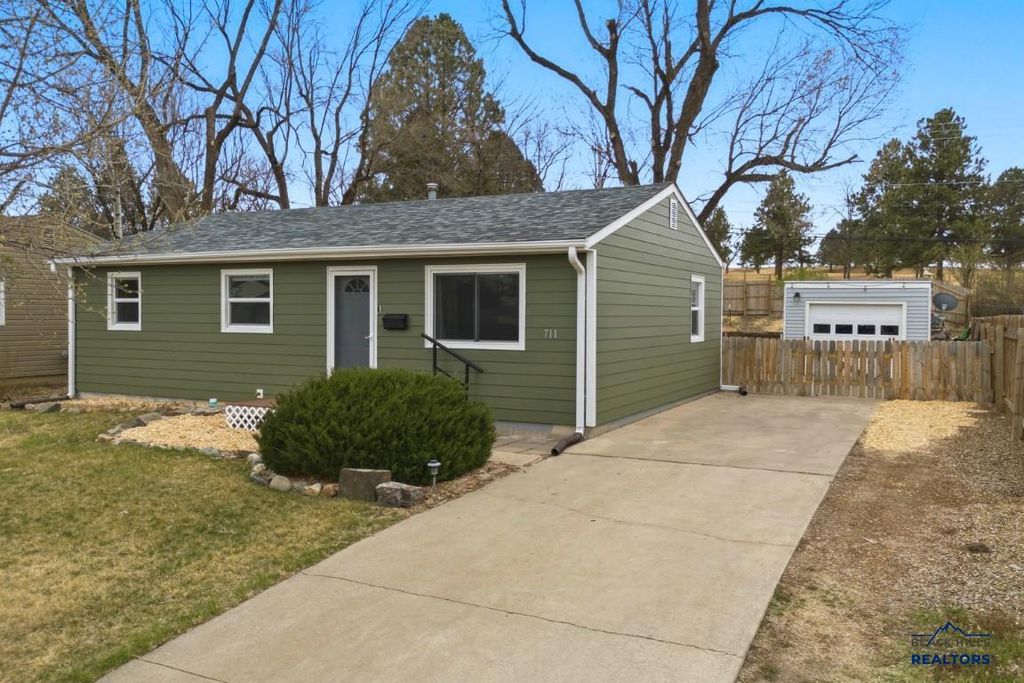 711 E OAKLAND, Rapid City, SD 57701