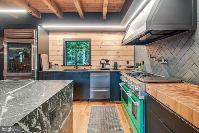872 BENCH LN, Bluemont, VA 20135