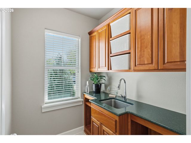 3465 BROOKVIEW Dr, Eugene, OR 97401