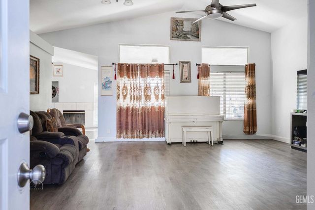 6000 California Spring Drive, Bakersfield, CA 93313