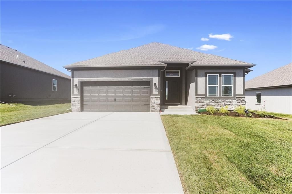 11456 N Auburndale Circle, Kansas City, MO 64157