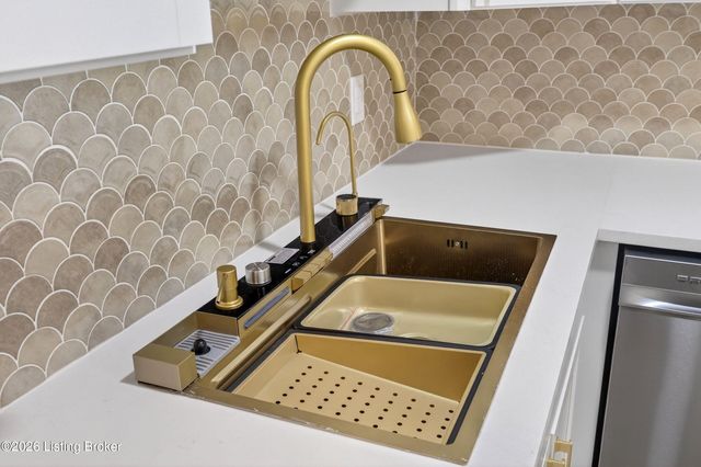 5202 Chasewood Pl, Louisville, KY 40229