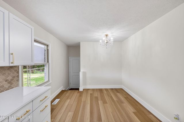 5202 Chasewood Pl, Louisville, KY 40229