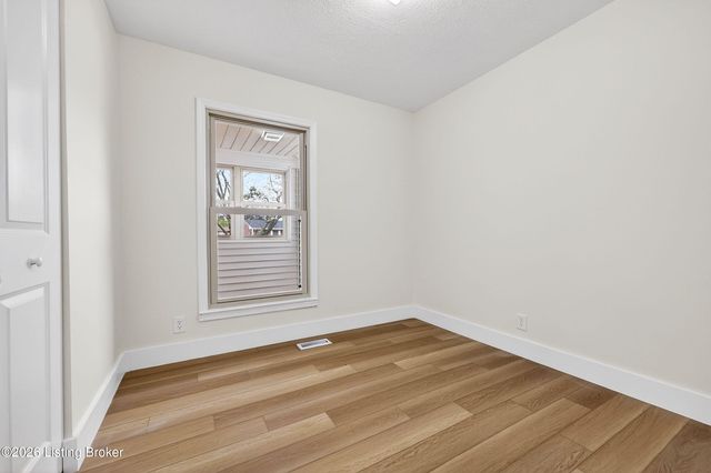 5202 Chasewood Pl, Louisville, KY 40229