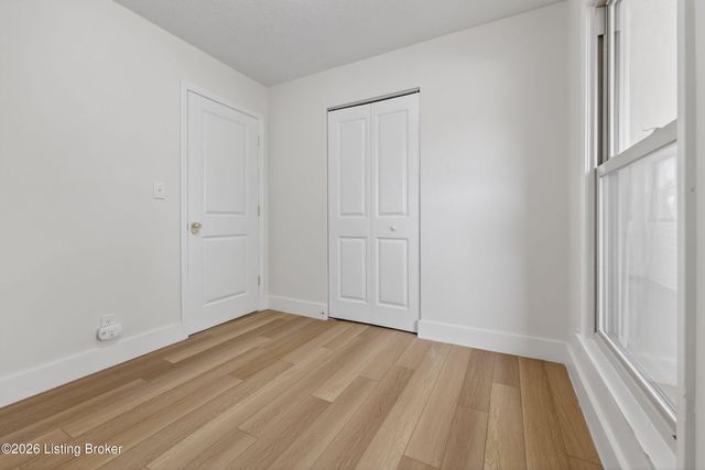 5202 Chasewood Pl, Louisville, KY 40229