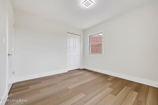 5202 Chasewood Pl, Louisville, KY 40229