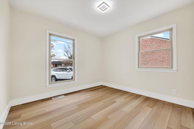 5202 Chasewood Pl, Louisville, KY 40229