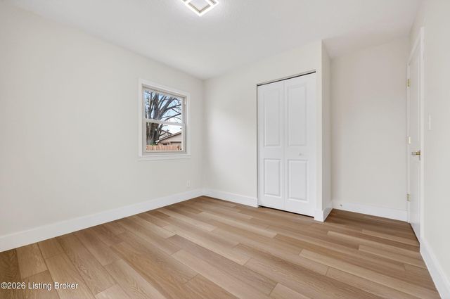 5202 Chasewood Pl, Louisville, KY 40229