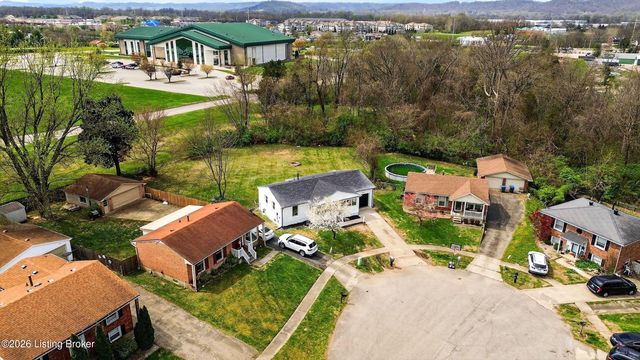 5202 Chasewood Pl, Louisville, KY 40229