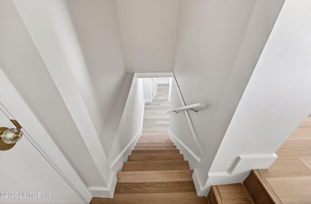 5202 Chasewood Pl, Louisville, KY 40229