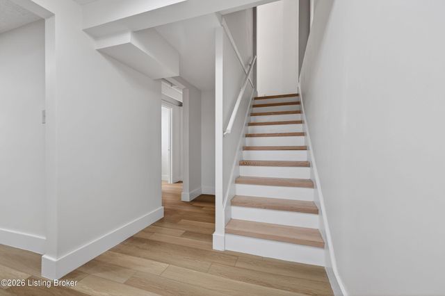 5202 Chasewood Pl, Louisville, KY 40229