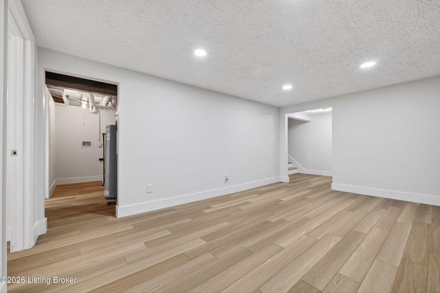 5202 Chasewood Pl, Louisville, KY 40229