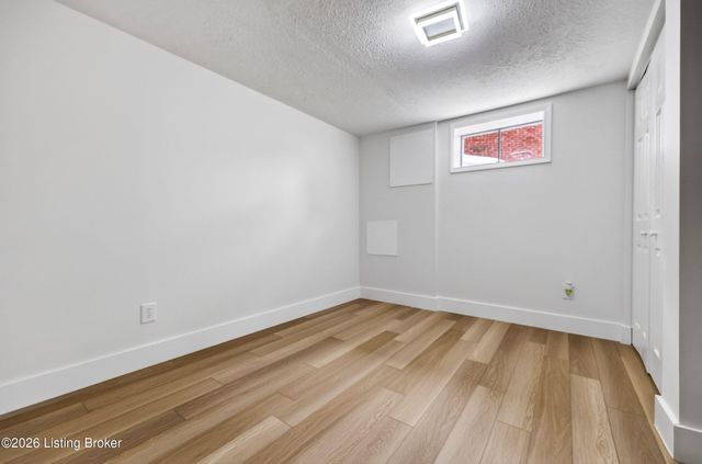 5202 Chasewood Pl, Louisville, KY 40229