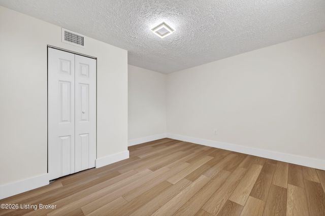 5202 Chasewood Pl, Louisville, KY 40229