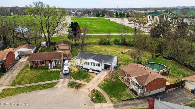 5202 Chasewood Pl, Louisville, KY 40229