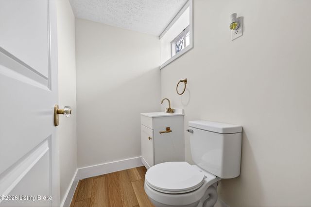 5202 Chasewood Pl, Louisville, KY 40229