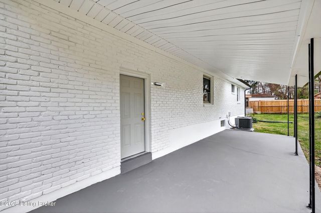 5202 Chasewood Pl, Louisville, KY 40229