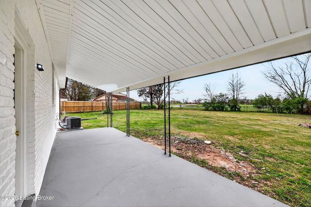 5202 Chasewood Pl, Louisville, KY 40229