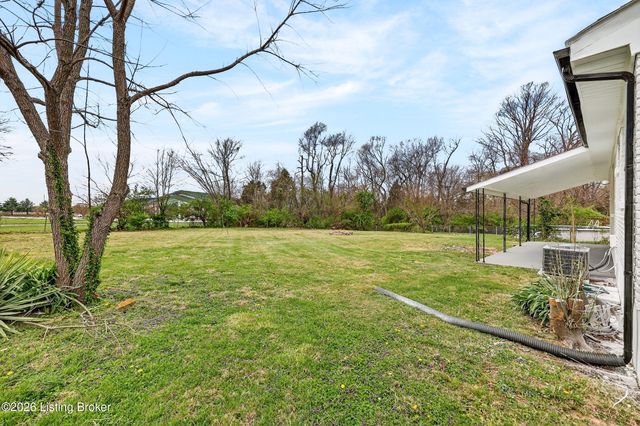 5202 Chasewood Pl, Louisville, KY 40229