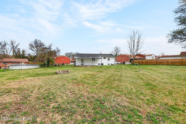 5202 Chasewood Pl, Louisville, KY 40229