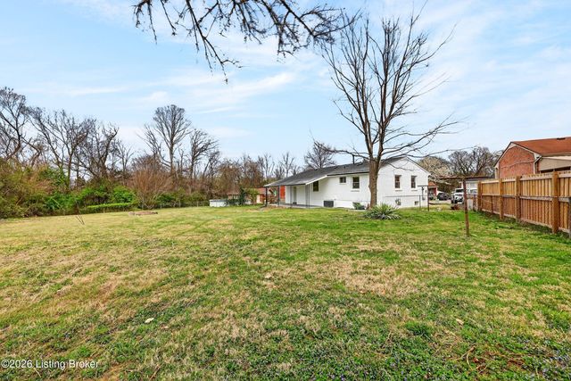 5202 Chasewood Pl, Louisville, KY 40229