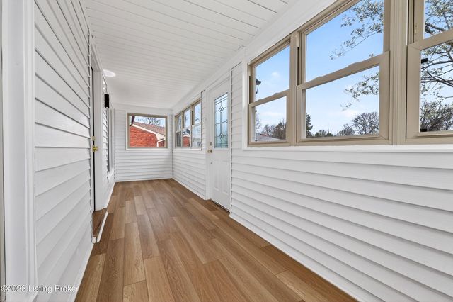 5202 Chasewood Pl, Louisville, KY 40229