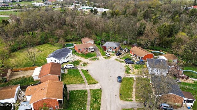 5202 Chasewood Pl, Louisville, KY 40229