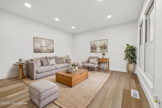 5202 Chasewood Pl, Louisville, KY 40229