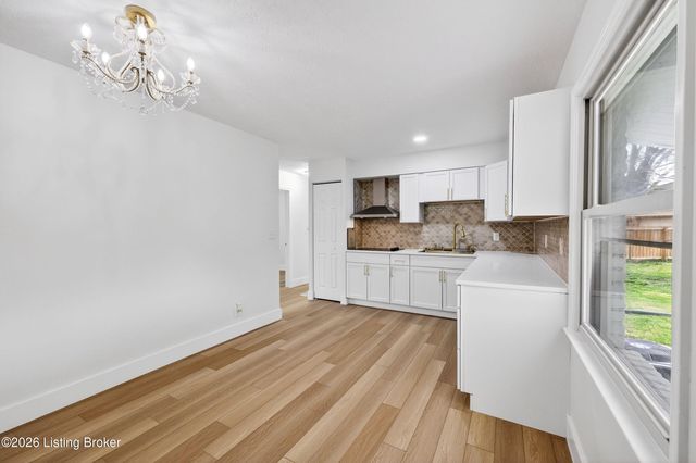 5202 Chasewood Pl, Louisville, KY 40229