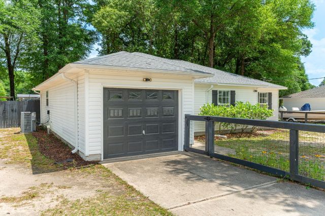 1093 Farmer Street, Crestview, FL 32539