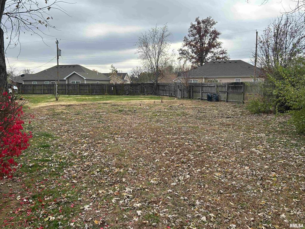 821 E 15TH Street, Centralia, IL 62801