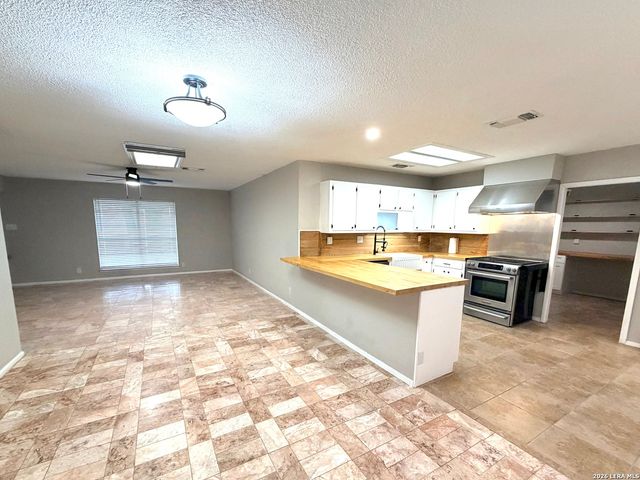3207 Colony Dr, San Antonio, TX 78230