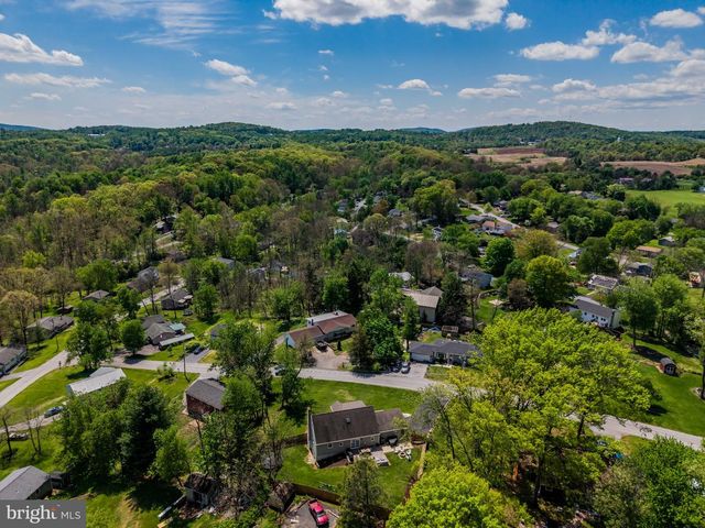 60 BUNKER LN, Etters, PA 17319