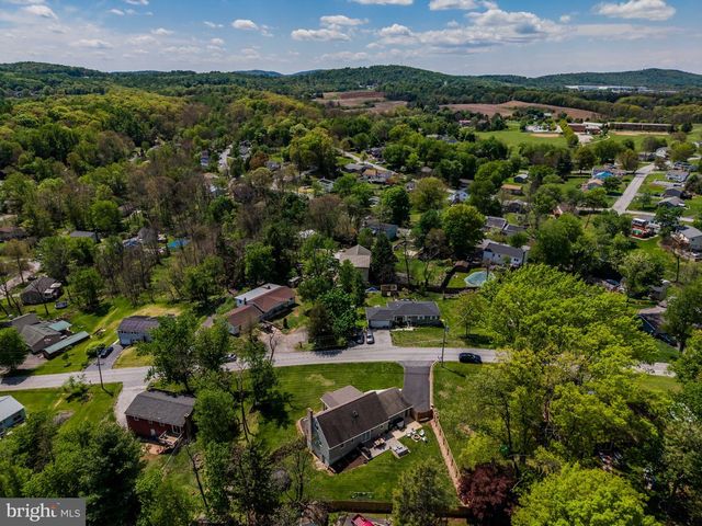 60 BUNKER LN, Etters, PA 17319