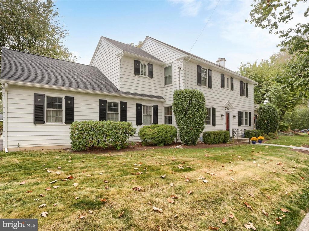 Image 2 of property listing at 2424 LINCOLN ST, Camp Hill, PA 17011