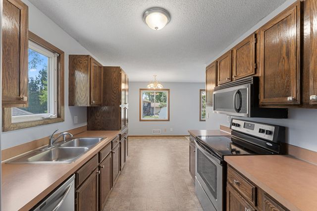 10276 Winter Place, Eden Prairie, MN 55347
