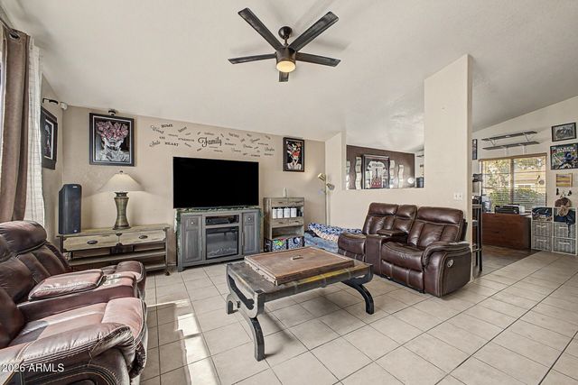 1213 S BOULDER Street B, Gilbert, AZ 85296