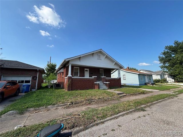 51 W Beach Avenue, Wood River, IL 62095