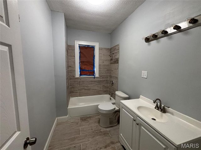 51 W Beach Avenue, Wood River, IL 62095