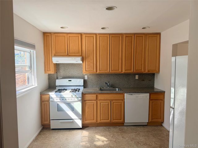 86 McLoughlin Street D, Glen Cove, NY 11542