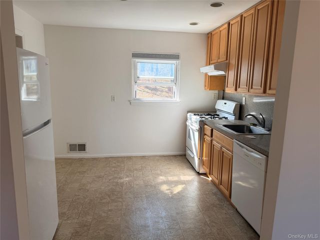 86 McLoughlin Street D, Glen Cove, NY 11542