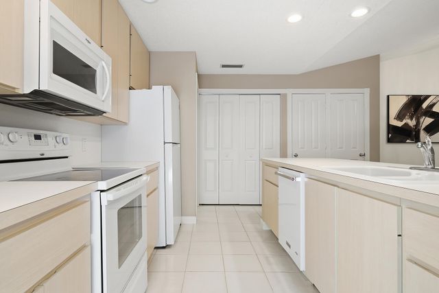 9502 Chapman Oak Court, Palm Beach Gardens, FL 33410