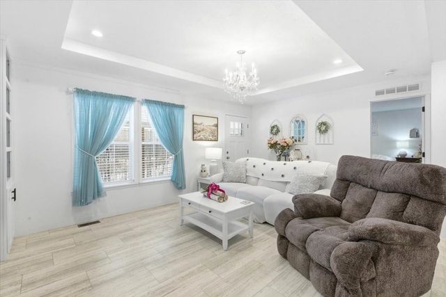 38 Oak Ridge Lane, Bennington, VT 05201