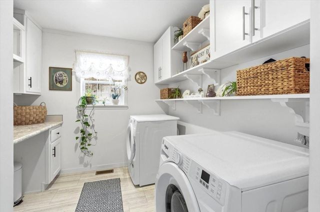 38 Oak Ridge Lane, Bennington, VT 05201