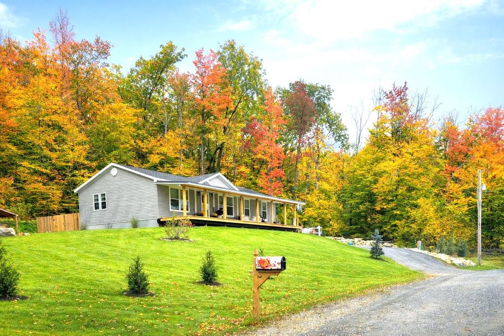 38 Oak Ridge Lane, Bennington, VT 05201