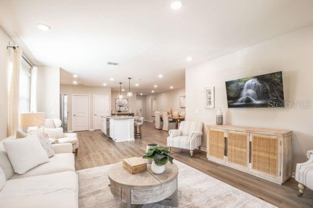 Image 8 of property listing at 593 BROADOAK DRIVE, Dundee, FL 33838